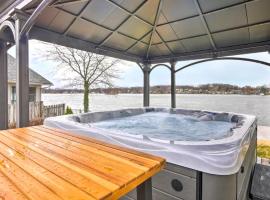 New! The Docks @ Waterside - Lake Front Hot Tub!, hotell Akronis