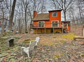 4 Mi to Tubing Cozy Bushkill Cabin with Deck!, hotel v destinaci Bushkill
