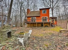 Cozy Bushkill Cabin with Deck Near Shawnee Mountain!, hotel in Bushkill