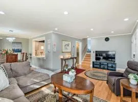 Cozy Skokie Home about 16 Mi to Downtown Chicago!