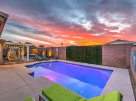 Sunset Swim - Modern Vegas Heated Pool Retreat, hotell nära Clark County Heritage Museum, Las Vegas