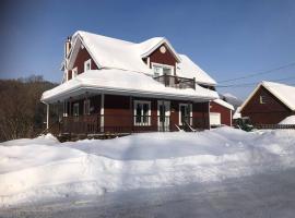 Belle maison avec vue sur la rivière, Hotel in LʼAnse-Saint-Jean