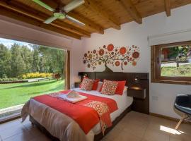 Solar Selvana - Casas de montaña, serviced apartment sa Villa La Angostura