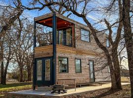 NEW The Flagship 2 Story Container Home, feriebolig i Waco