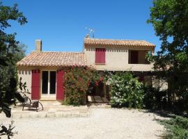 Nice house with private pool in the Parc du Luberon, Grambois, hôtel à Grambois