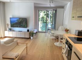 Sunny apartment with forest view, hotel in Juodkrantė