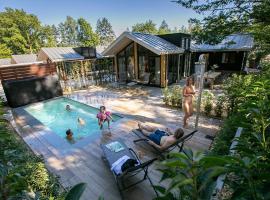Pool Lodge - Vakantiepark de Thijmse Berg, hotell i Rhenen