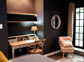 Comfortable 2-Bedroom place with indoor Fireplace, hotelli kohteessa Mossel Bay