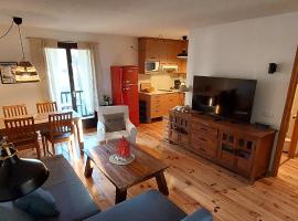 Charming holiday apartment in the Pyrenees, hotell i Err
