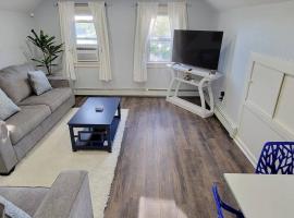 Cheerful 2-Bedroom Apartment with Smart Home Tech., lodging in Uniondale