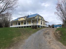 Résidences touristiques l’Abris, hotel u gradu 'LʼAnse-Saint-Jean'