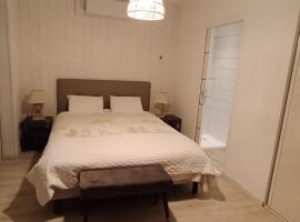 1 chambre - lit double - Avec salle de bain, недорогой отель в городе Mervans
