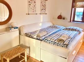 En hel lejlighed i midtbyen - centralt, tæt på alt og med parkering!