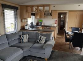 Home from Home cosy caravan, hotell i Bembridge