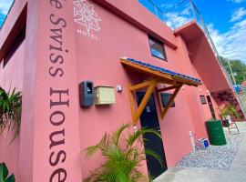 Hotel Little Swiss House: Motobu şehrinde bir otel