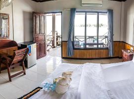 DON DET Souksan Sunset Guesthouse and The Xisland Riverview Studio, guest house in Ban Donsôm Tai