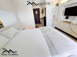 White Studio Group Surabaya - WS 821 at Amega Crown Residence, apartmán v destinaci Tambakoso