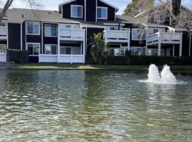 Tranquil Condo with Water Views on Bay Trail!, hotel em Richmond