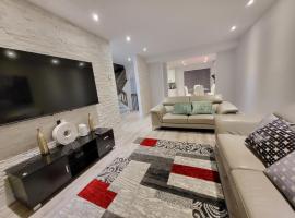4 Bedrooms Beautiful Townhouse, vacation home in Montreal