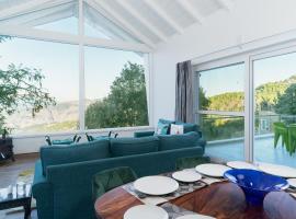 Nodo living - Modern Hill chalet with views of the Ranges, planinska kuća u gradu 'Mukteswar'