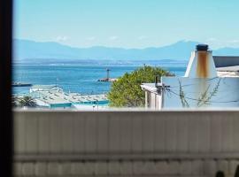 HARBOUR VIEW FUNKY AND ECLECTIC TWO BEDROOM HOME, hotelli kohteessa Mossel Bay