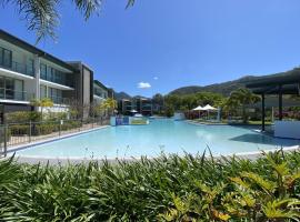 Blue on Blue Large One Bedroom Apartment, steps from ferry, amazing pool, wifi, apartment in Nelly Bay