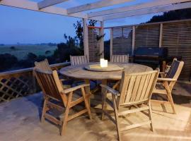 Tealuca Holiday Home, hotel with parking in Ngataki