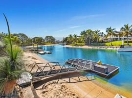 Broadbeach Bungalow - Heated Pool - Sleeps 7, villa en Gold Coast