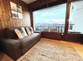 Cosy Studio for 5 near ski lift, Les Gentianes, hotell i Les Collons