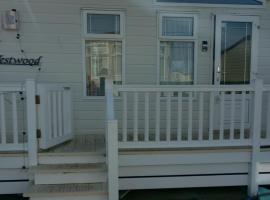 Luxury 2 bedroom caravan with large decking Close to beach, hotel i Abergele