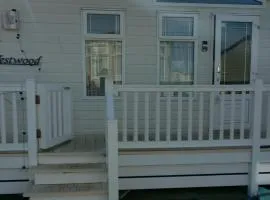 Luxury 2 bedroom caravan with large decking Close to beach