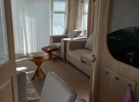 Luxury 2 bedroom caravan with large decking Close to beach