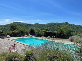 Borgo Il Cantuccio - Casa Grande con piscina condivisa, hotel s parkiriščem v mestu Molino di Renzetti