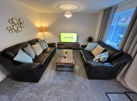 Very comfy 3 bed town house, cheap hotel in Ashton under Lyne