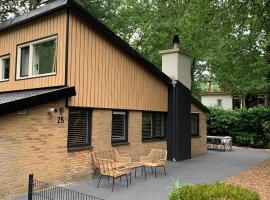 9 p bungalow in bossen bij Capfun Stoetenslagh, хотел в Rheezerveen