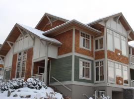 2 bdrm Ski In/Out Condo, Private Hot Tub, BBQ and Heated Garage, hotel in Sun Peaks
