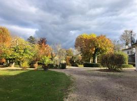 Gîte insolite - Domaine Shanti Lande, family hotel in Ménesplet