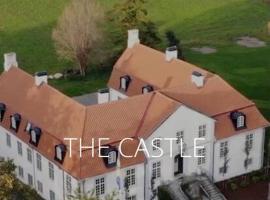 Castle Apartment in Österlen - The Thott Suite – hotel z parkingiem w mieście Tomelilla