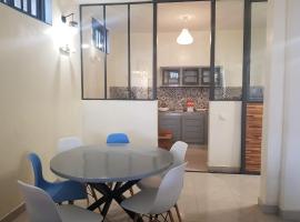 Bel appartement au centre ville de calavi BENIN、Abomey-Calaviのバケーションレンタル