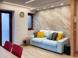 Lovely bright apartment in Barzio center: Barzio'da bir daire