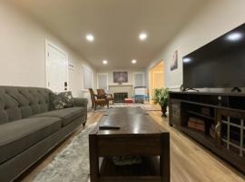 Charming Brick Home with bonus space & foosball, hotel en Spokane