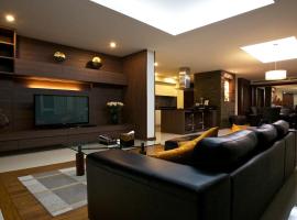 Karon Suite Apartment, luxury hotel in Karon Beach