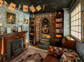 Hogwarts Hideaway Themed Property, отель в городе Garston, рядом находится Гарстон