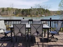 Pine Haven Lake front home /w Dock, hotel in Murrayville