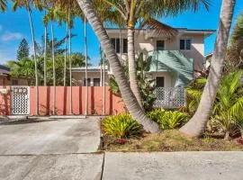 Art Deco Pool house mile and a half to beach Pets Welcome