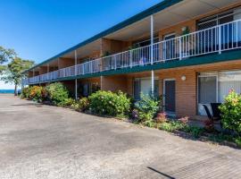 Comfy Ground Floor Unit opposite waterfront! Welsby Pde, Bongaree, hotel i Bongaree