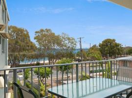 Spectacular Unit Overlooking Pumicestone Passage - Welsby Pde, Bongaree, hotel in Bongaree