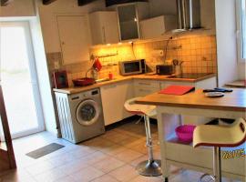 Prox ANGOULEME,,5km A10etRN141 ,,maison dans village ,avec parkingS !, holiday rental in Sireuil
