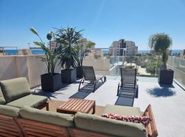 A modern villa with pool and sea view, hotel económico en Pilar de la Horadada