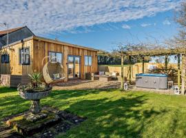 Log Cabin near Bath, hotel para famílias em Chippenham